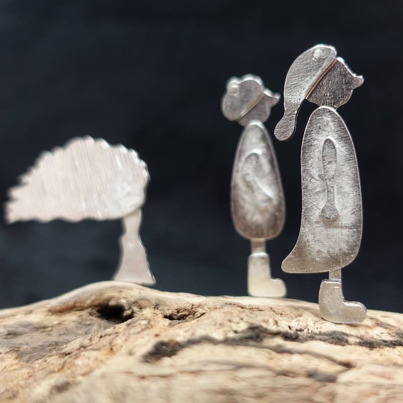 People on Driftwood - Family with Tree - Image 2
