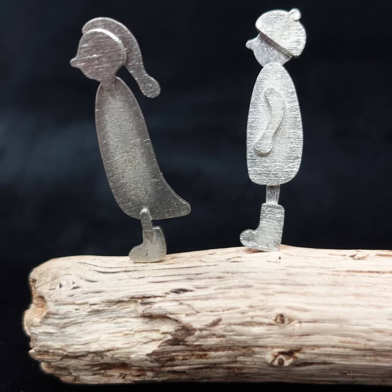 People on Driftwood - Couple - Image 2